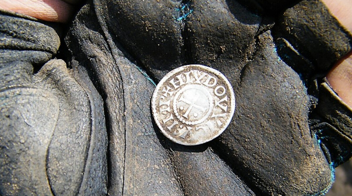Kolejne monety z pierwszego skarbu karolińskiego w Polsce