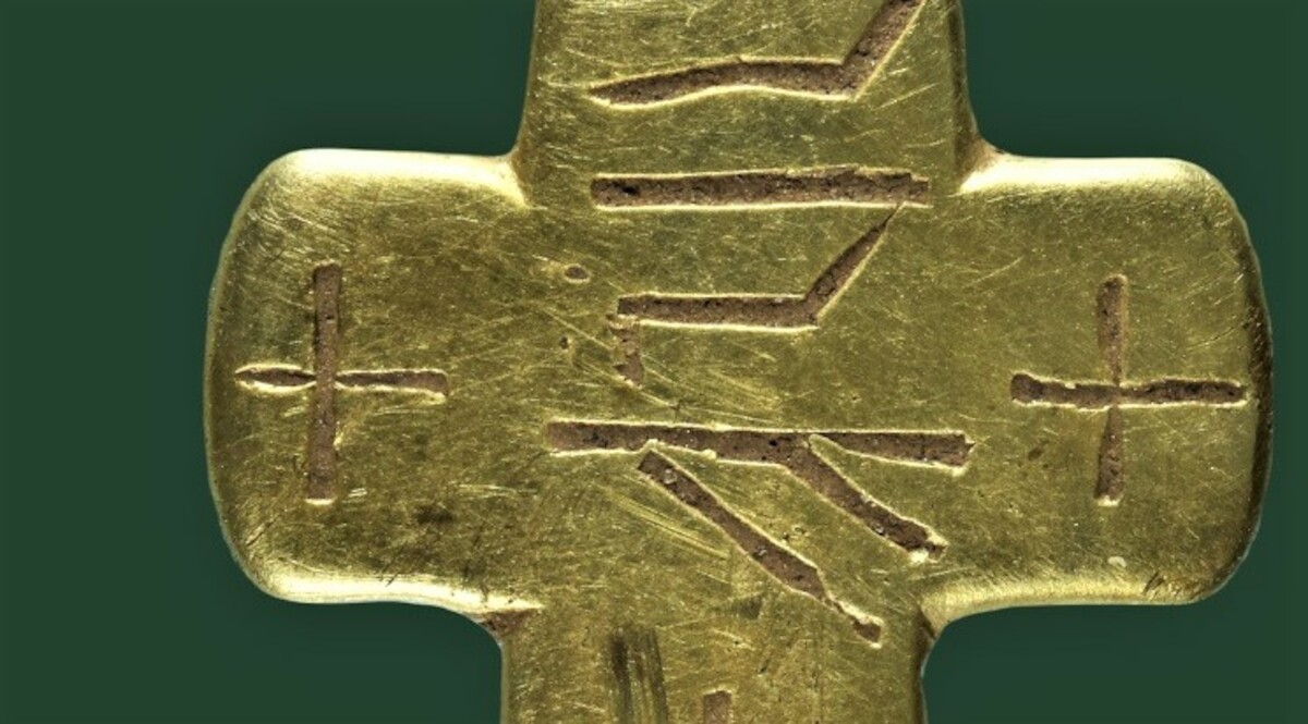 Odkrycie złotego krzyżyka z runami zagwozdką dla etymologów