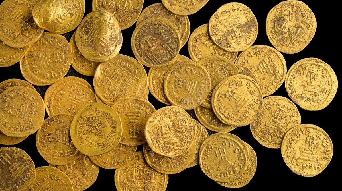 44 złote monety ukryte w murze - odkrycie w Izraelu