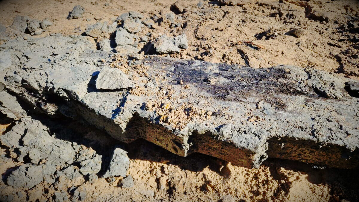 Podczas prac kanalizacyjnych „wypłynął” fragment wikińskiej łodzi