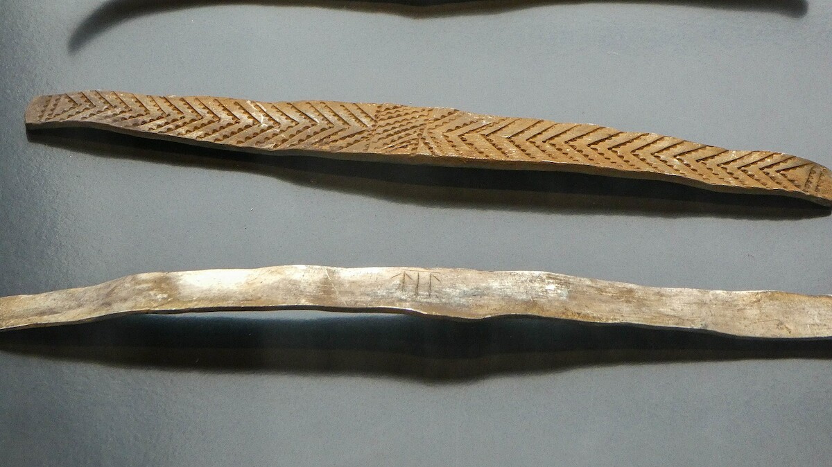 Naramienniki z anglosaksońskimi runami. Źródło: Źródło: <a href='https://upload.wikimedia.org/wikipedia/commons/c/c2/Rune_inscribed_arm_rings.jpg' target='_blank' rel='noopener'>domena publiczna</a>.