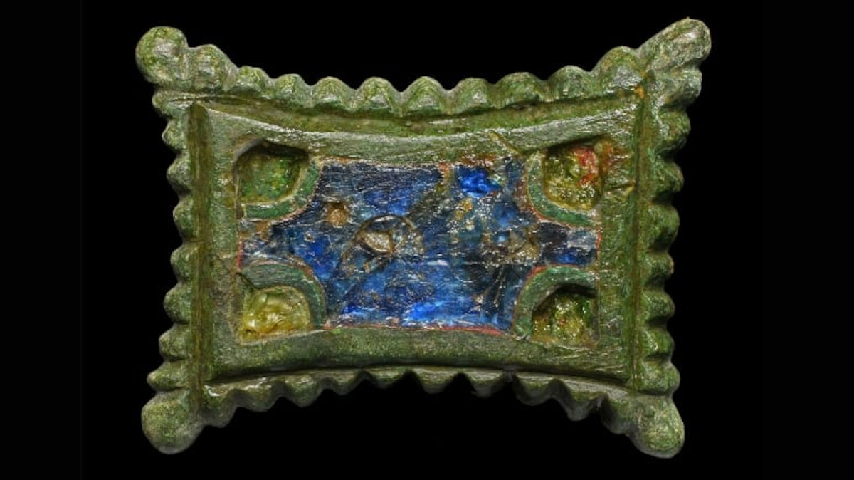 Emaliowana zapinka do spinania szat (IX w.). Źródło: Landesamtes für Denkmalpflege und Archäologie Sachsen-Anhalt (fot. F. Hertel). 