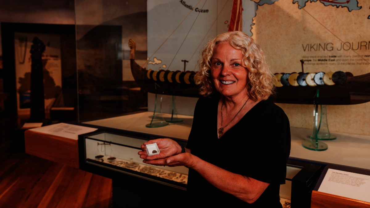 Kath Giles prezentuje część odkrytego przez siebie skarbu. Źródło: Manx National Heritage