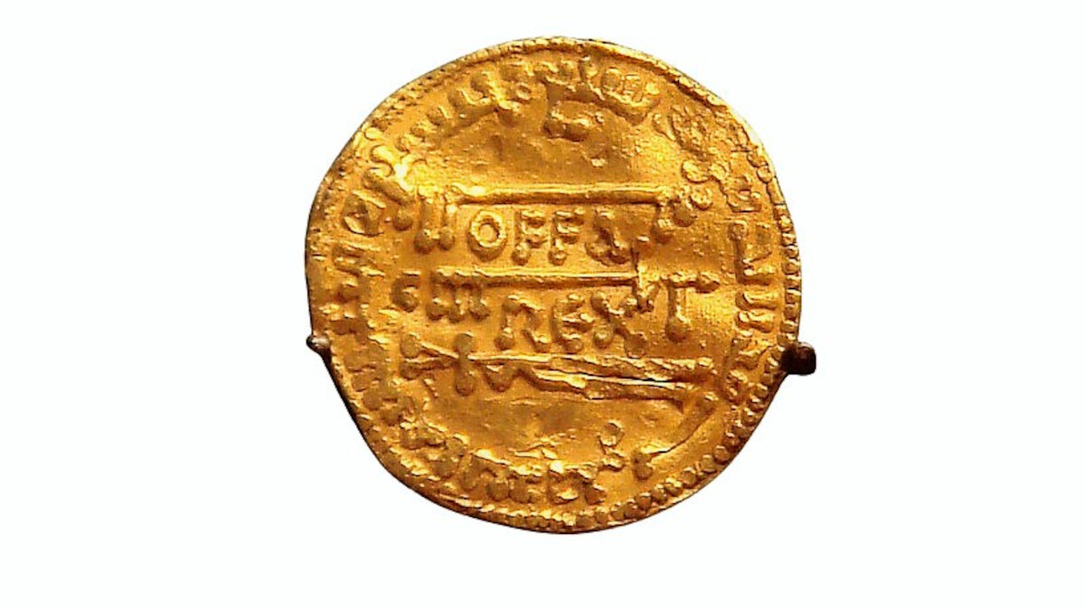 Złota moneta Offy będąca naśladownictwem dirhema Abbasydów (774 r.). Źródło: <a href='https://en.wikipedia.org/wiki/Offa_of_Mercia#/media/File:Offa_king_of_Mercia_757_793_gold_dinar_copy_of_dinar_of_the_Abassid_Caliphate_774.jpg' rel='noopener'>domena publiczna</a>.
