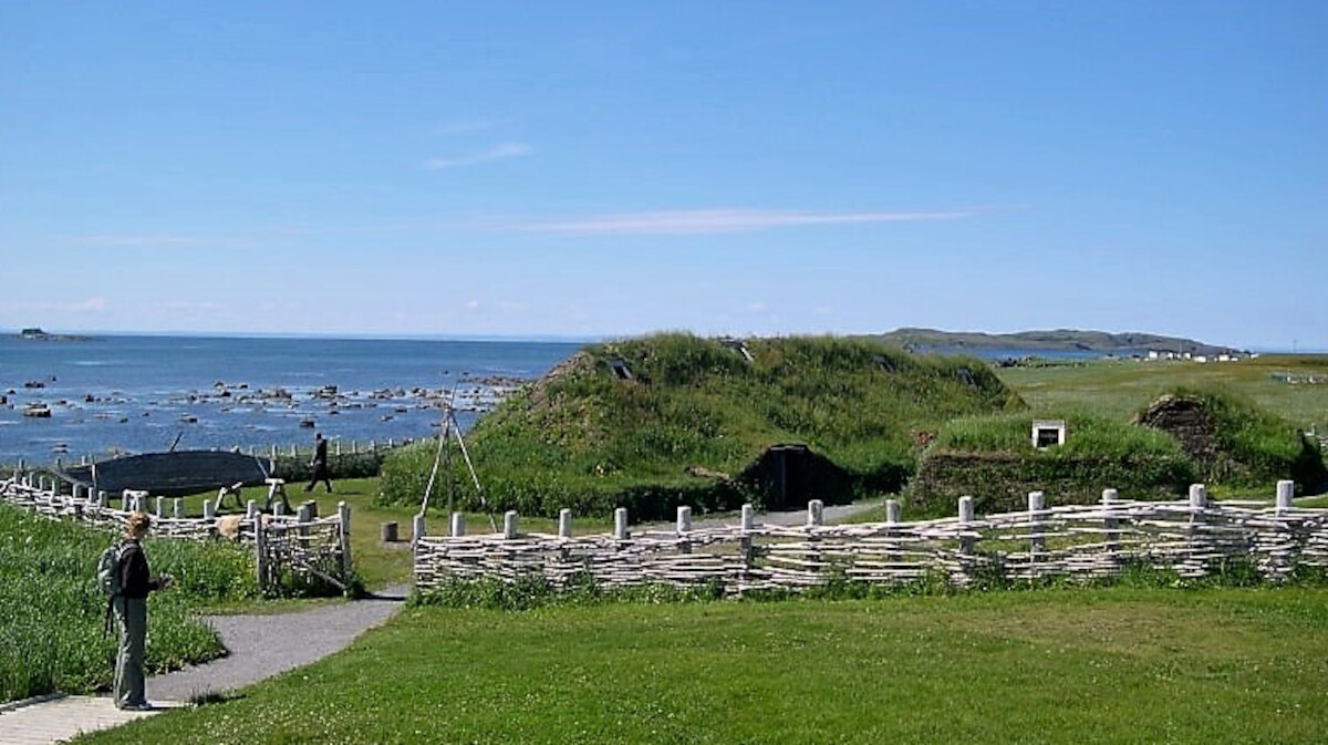 Rekonstrukcja zabudowań skandynawskich w L'Anse aux Meadows, Nowa Fundlandia, Kanada. Źródło:<a href='https://en.wikipedia.org/wiki/L%27Anse_aux_Meadows#/media/File:Authentic_Viking_recreation.jpg' rel='noopener'>domena publiczna</a>.