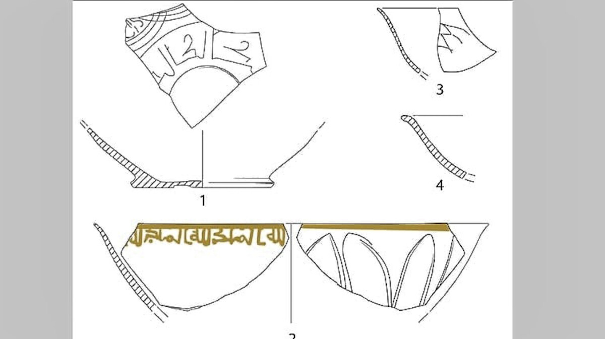 Fragmenty ceramiki chińskiej znalezionej w Almerii. Najniżej fragment porcelany ze złotą inskrypcją. Źródło: A.Gutiérrez, Ch. Gerrard, R. Zhang, W. Guangyao, 