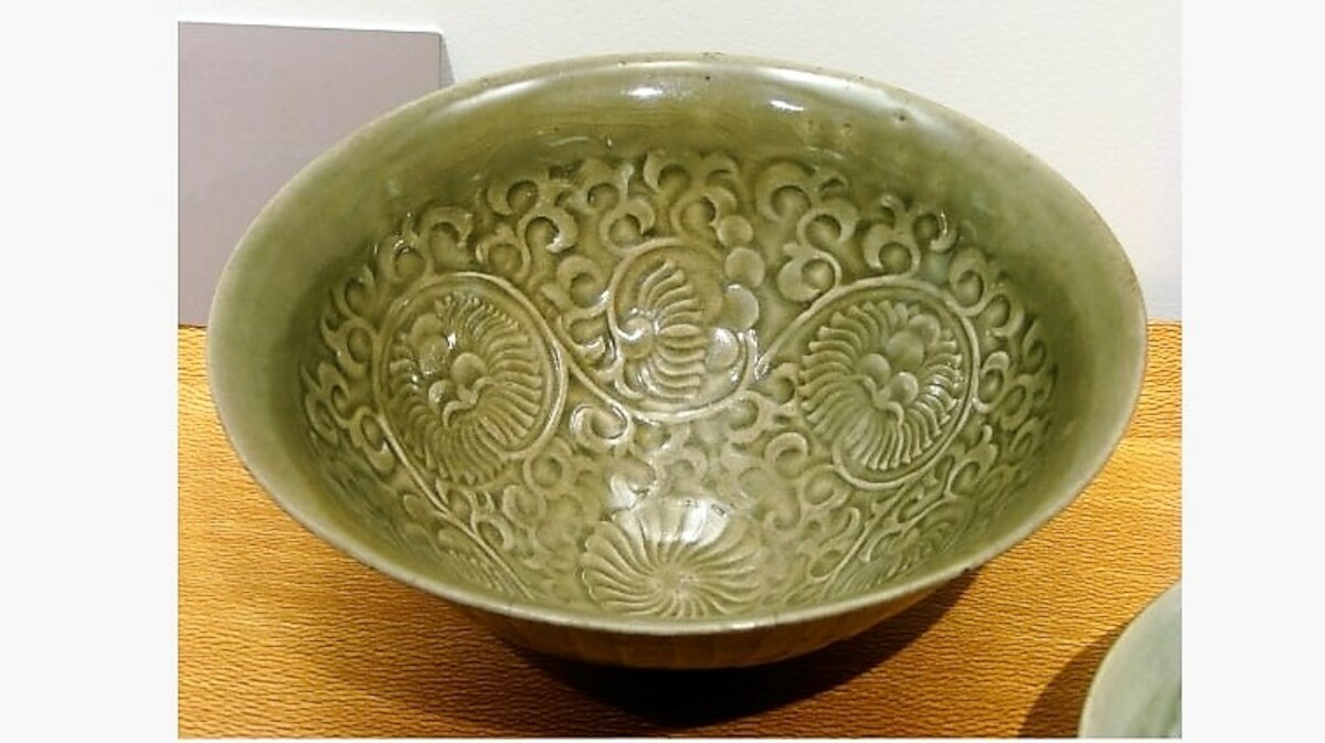 Chińska misa wykonana z celadonu (X-XI w.). Źródło: <a href='https://en.wikipedia.org/wiki/Celadon#/media/File:Gr%C3%A8s_chinois_Guimet_231103.jpg' rel='noopener'>domena publiczna</a>.