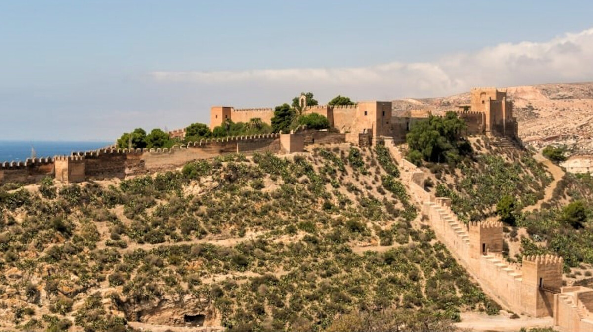 Alcazaba w Almerii, Hiszpania. Źródło: <a href='https://es.wikipedia.org/wiki/Alcazaba_y_Murallas_del_Cerro_de_San_Crist%C3%B3bal#/media/Archivo:Alcazaba_1,_Almeria,_Spain.jpg' rel='noopener'>domena publiczna</a>.