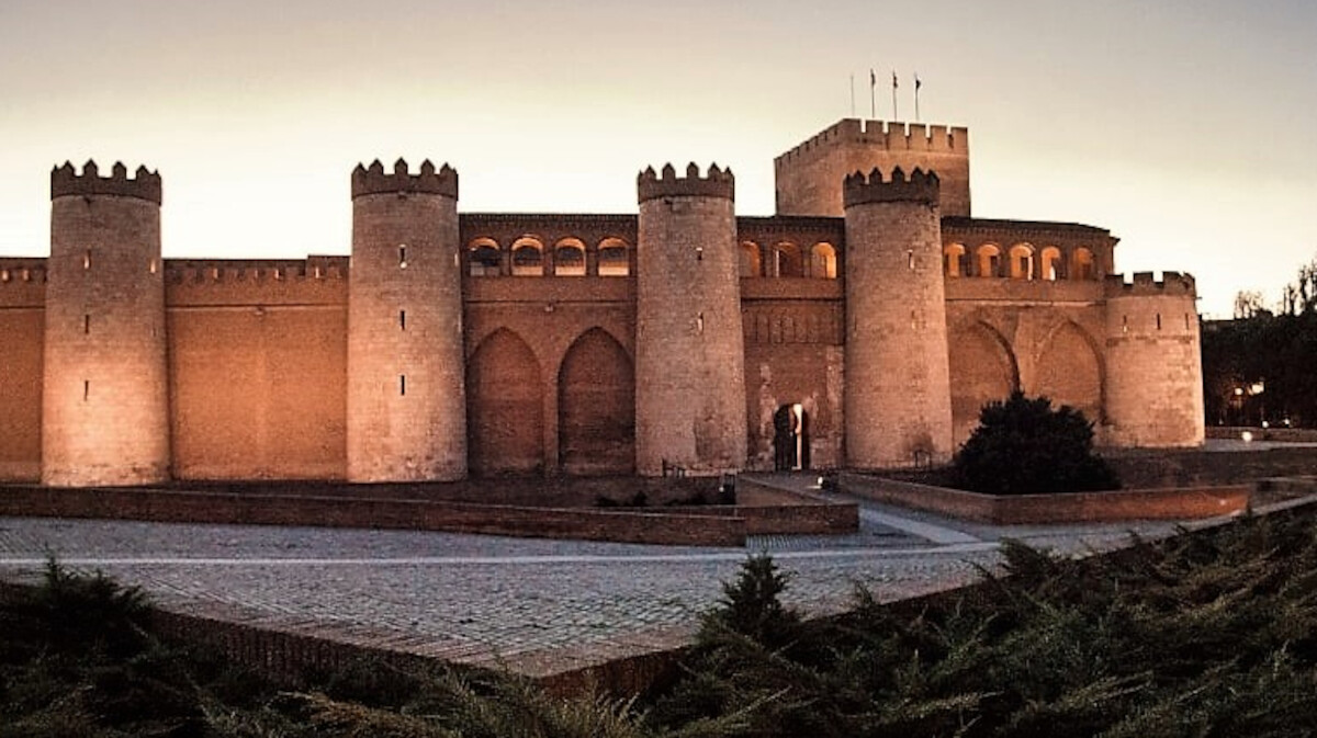 Pałac Aljaferia w Saragossie, Hiszpania.  Źródło: <a href='https://es.wikipedia.org/wiki/Palacio_de_la_Aljafer%C3%ADa#/media/Archivo:Palacio_de_la_Aljafer%C3%ADa_103.jpg' rel='noopener'>domena publiczna</a>.