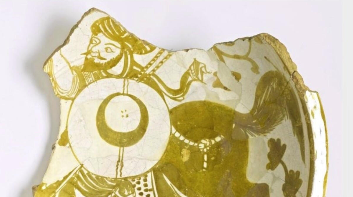 Fragment misy ceramicznej z czasów Fatymidów znalezionej w Fustat, Egipt (XI w.).  Źródło: <a href='https://en.wikipedia.org/wiki/Fatimid_Caliphate#/media/File:Fragment_of_a_Bowl_Depicting_a_Mounted_Warrior,_11th_century._86.227.83.jpg' rel='noopener'>domena publiczna</a>.