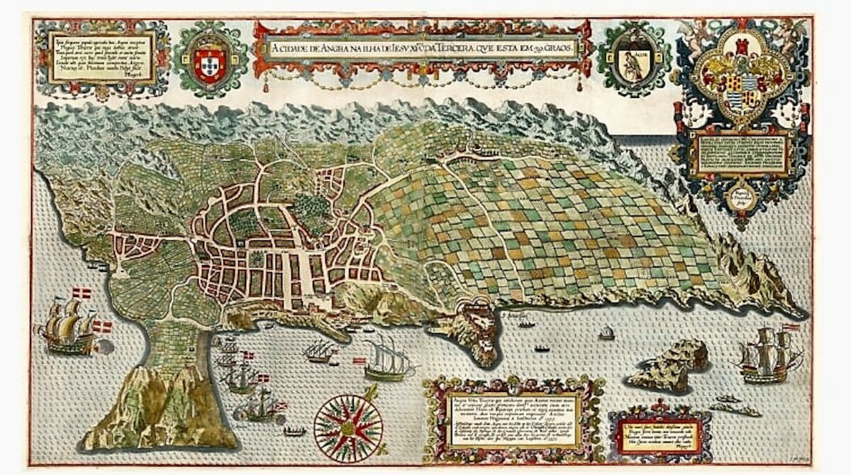 Wyspa Terceira w ujęciu Jana Huygena van Linschoten, holenderskiego kupca i podróżnika (1584). Źródło: <a href='https://en.wikipedia.org/wiki/Terceira_Island#/media/File:Terceira_Azores_seen_by_Linschoten.jpg' rel='noopener'>domena publiczna</a>.