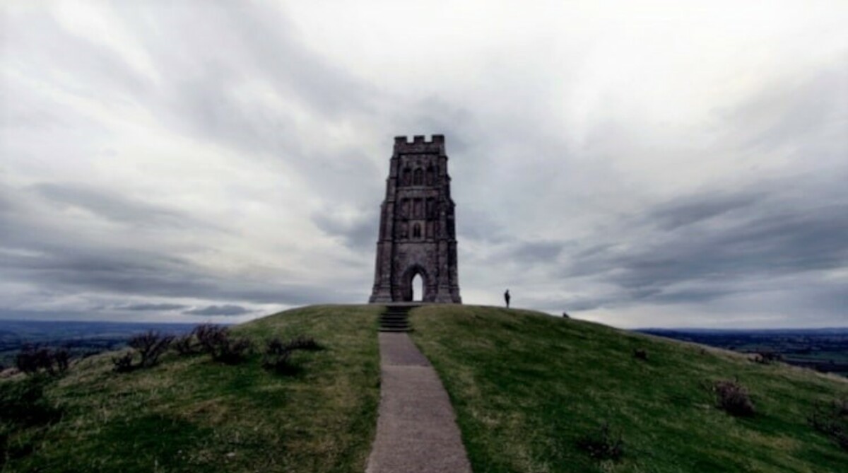 Wieża św. Michała na wzgórzu Glastonbury Tor w hrabstwie Somerset w Wielkiej Brytanii.  Źródło: <a href='https://en.wikipedia.org/wiki/Avalon#/media/File:Gloomy_Glastonbury_Tor.jpg' rel='noopener'>domena publiczna</a>.