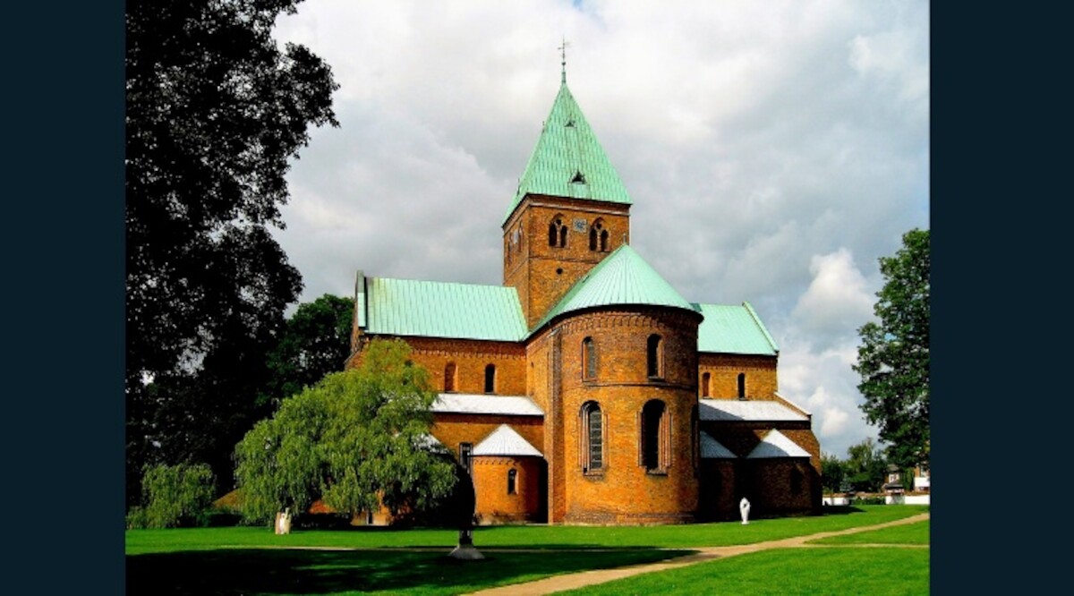 Kościół św. Benedykta w Ringsted, miejsce pochówku królowej Małgorzaty Dagmary. Źródło: <a href='https://pl.wikipedia.org/wiki/Ma%C5%82gorzata_Dagmara#/media/Plik:Ringsted_kosciol_mpazdziora.JPG' rel='noopener'>domena publiczna</a>.