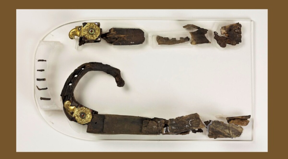 Fragmenty liry odkrytej w pochówku łodziowym w Sutton Hoo. Źródło: <a href='https://www.britishmuseum.org/collection/object/H_1939-1010-203-65' rel='noopener'>The British Museum</a>.