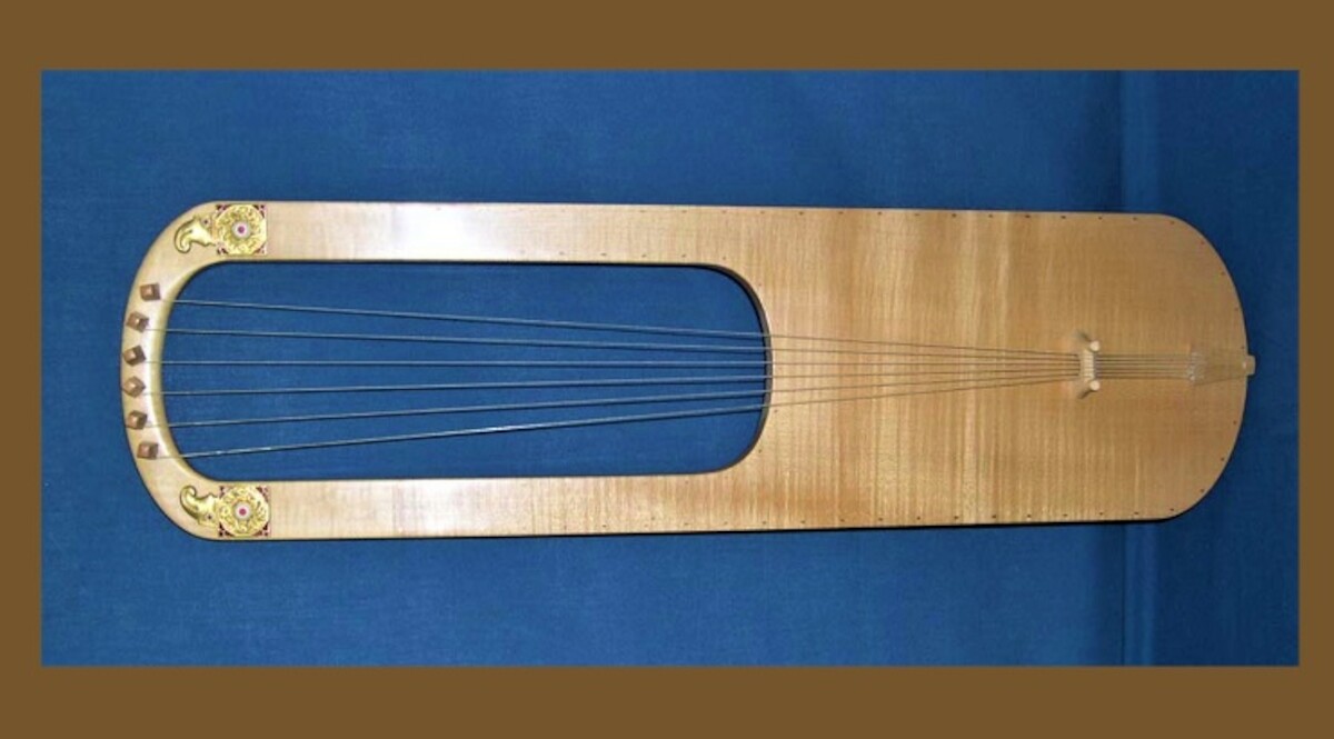 Rekonstrukcja liry odkrytej w pochówku łodziowym w Sutton Hoo. Źródło: <a href='https://upload.wikimedia.org/wikipedia/commons/d/d2/Sutton_Hoo_lyre_%28reconstruction%29.jpg' rel='noopener'>domena publiczna</a>.