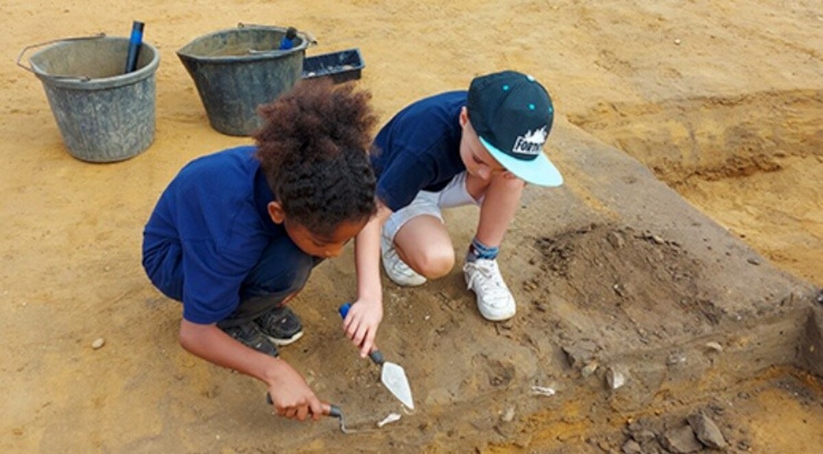 Uczniowie podczas wykopalisk w Randlesham, Wielka Brytania. Źródło: <a href='https://heritagesuffolk.wordpress.com/2021/10/11/new-discoveries-rendlesham2021/' rel='noopener'>Suffolk Heritage Explorer</a>.