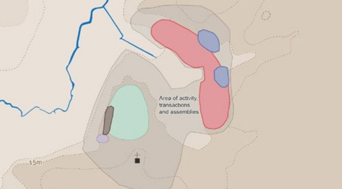 Interpretacja osadnictwa anglosaskiego w  Rendlesham, Wielka Brytania. Kolor fioletowy - wytwórczość metalurgiczna, czerwony - osanictwo, zielony - rezydencja królewska, niebieski - pochówki, ciemny brąz - jamy odpadkowe, jasny brąz - przestzreń publiczna (zgromadzenia), krzyżyk - kościół św. Grzegorza. Źródło: <a href='https://heritage.suffolk.gov.uk/results-from-rendlesham' rel='noopener'>Suffolk Heritage Explorer</a>.