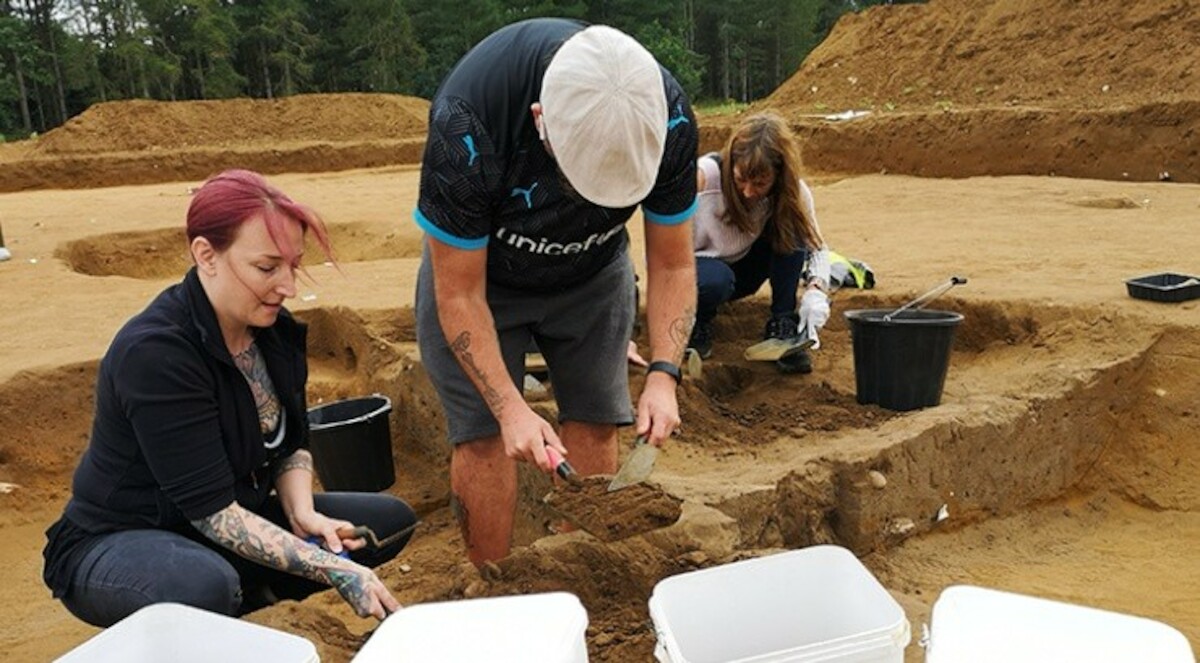 Wolontariusze podczas pobierania próbek gleby. Randlesham, Wielka Brytania. Źródło: <a href='https://heritagesuffolk.wordpress.com/2021/10/11/new-discoveries-rendlesham2021/' rel='noopener'>Suffolk Heritage Explorer</a>.