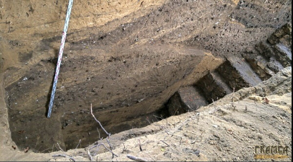 Wykop ukazujący miąższość nasypu z wczesnego średniowiecza, Tyniec, Polska. Źródło: Firma Archeologiczna FRAMEA.