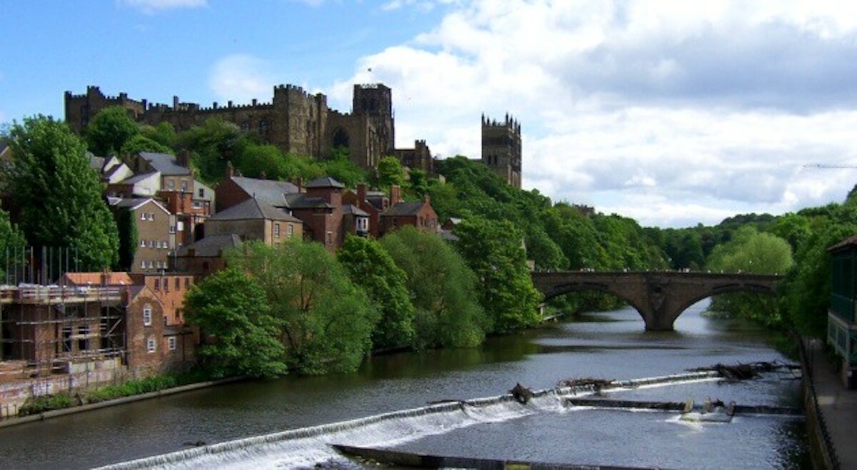 Zamek w Durham, Anglia. Źródło: <a href='https://en.wikipedia.org/wiki/Durham_Castle#/media/File:Durham_Millburngate_Bridge.jpg' rel='noopener'>domena publiczna</a>.