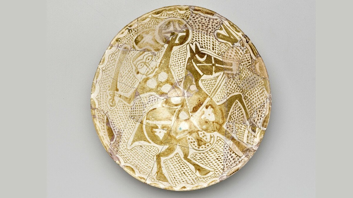 Misa z czasów Abbasydów przedstawiająca jeżdźca arabskiego (X w., Irak). Źródło: <a href='https://collections.dma.org/artwork/5341456' rel='noopener'>Dallas Museum of Art</a>.