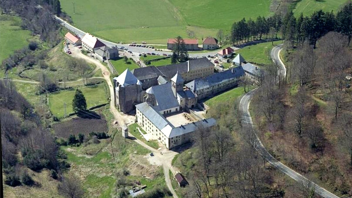Widok centrum klasztorno-pielgrzymkowego w Roncesvalles/Roncevaux. Źródło: <a href='https://upload.wikimedia.org/wikipedia/commons/f/ff/Orreaga_-_NFA_%284%29.jpg' rel='noopener'>domena publiczna</a>.