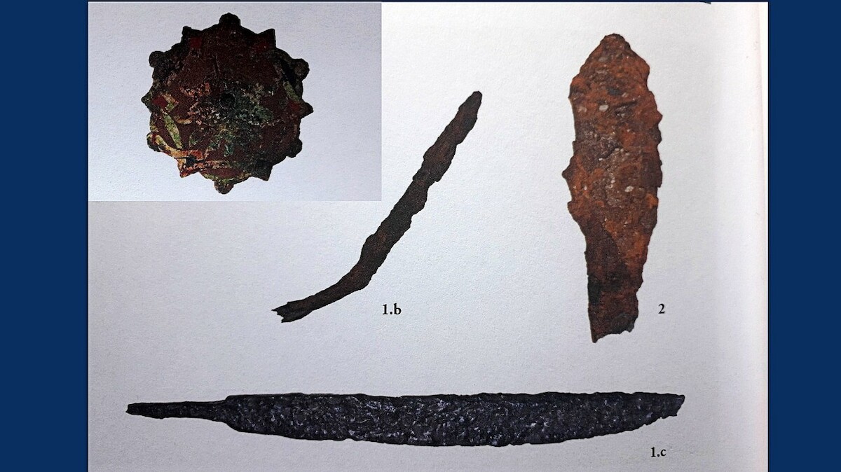 Znaleziska kurzsaxa oraz brązowa zdobiona plakietka umajadzka z przełęczy Roncevaux. Źródło: A. Hurel, „Mythes et histoire de Roland et de Roncevaux”, Urrugne 2021, s. 110.