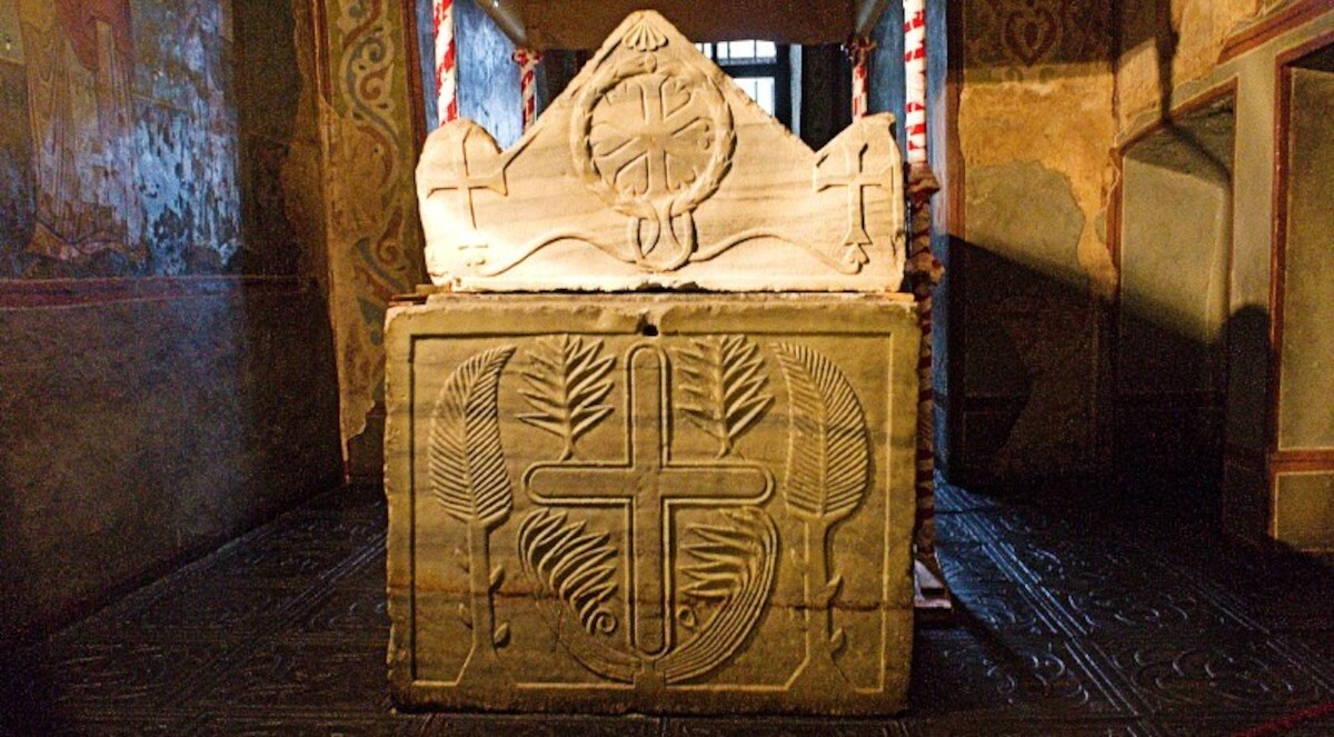Sarkofag Jarosława Mądrego. Sobór św. Mądrości Bożej w Kijowie. Źródło: <a href='https://upload.wikimedia.org/wikipedia/commons/e/e6/%D0%A1%D0%B0%D1%80%D0%BA%D0%BE%D1%84%D0%B0%D0%B3_%D0%AF%D1%80%D0%BE%D1%81%D0%BB%D0%B0%D0%B2%D0%B0_%D0%9C%D1%83%D0%B4%D1%80%D0%BE%D0%B3%D0%BE.jpg' rel='noopener'>domena publiczna</a>.