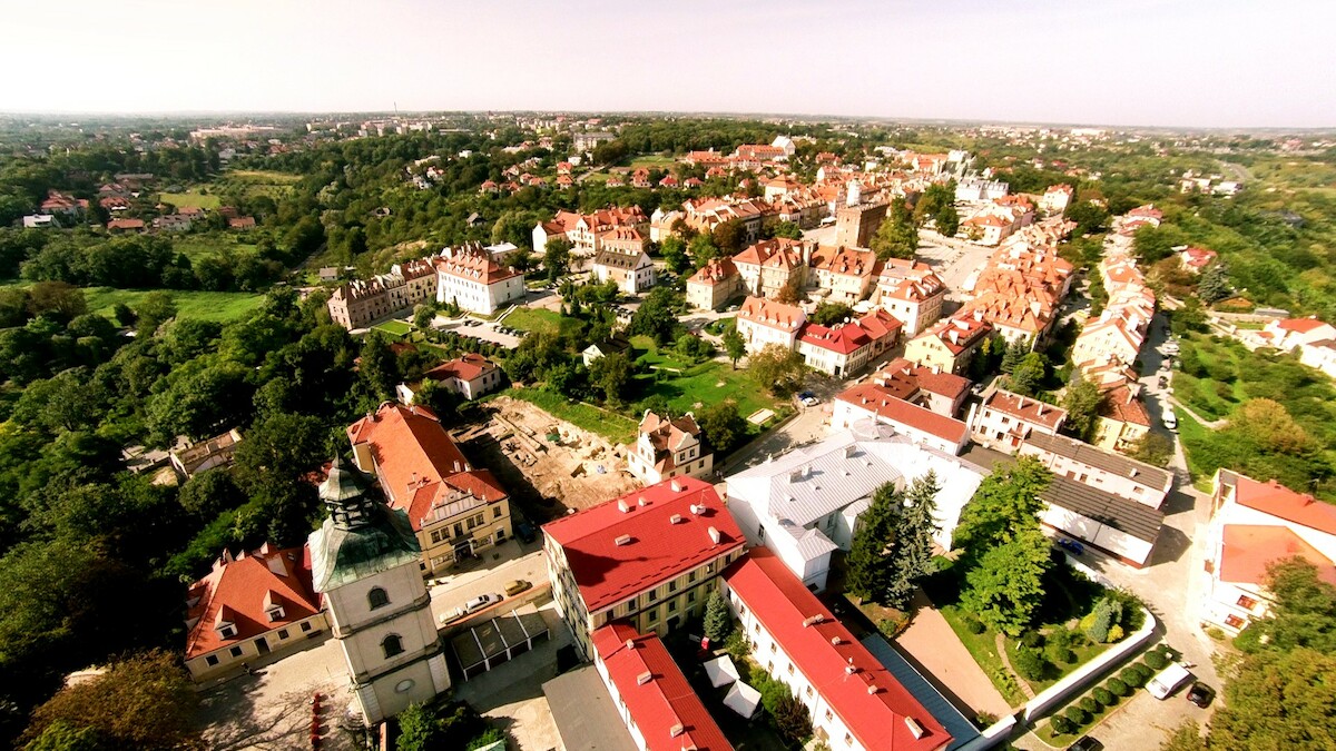 Stare Miasto w Sandomierzu. Źródło: <a href='https://pl.wikipedia.org/wiki/Sandomierz#/media/Plik:Stare_miasto_w_Sandomierzu_z_lotu_ptaka.jpg' rel='noopener'>domena publiczna</a>.