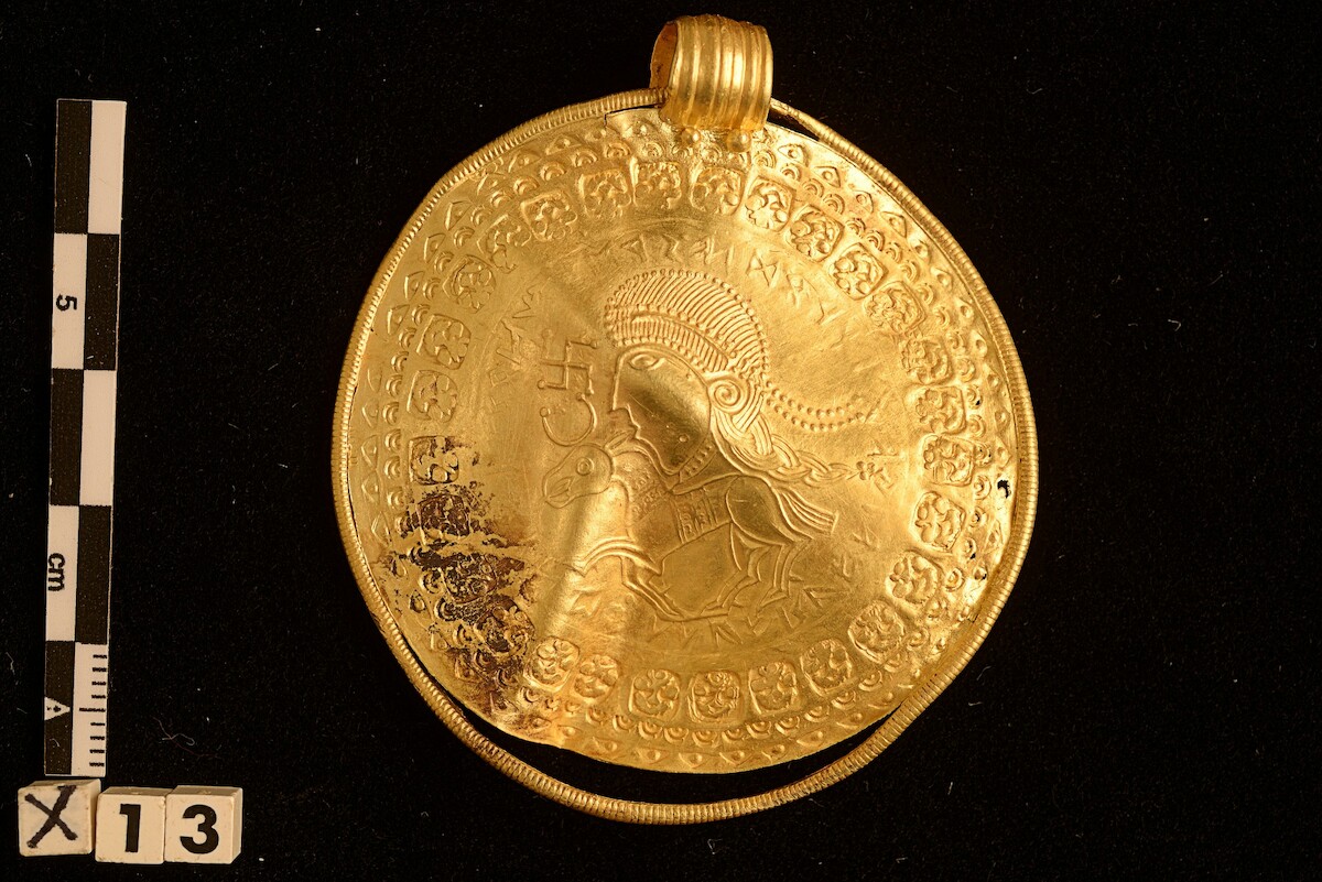 Złoty brakteat z imieniem Odyna (VI w.), Vindelev, Dania. Źródło: <a href='https://www.vejlemuseerne.dk/viden-og-forskning/artikler/odins-mand-i-vindelev/' rel='noopener'>Vejlemuseerne</a>.