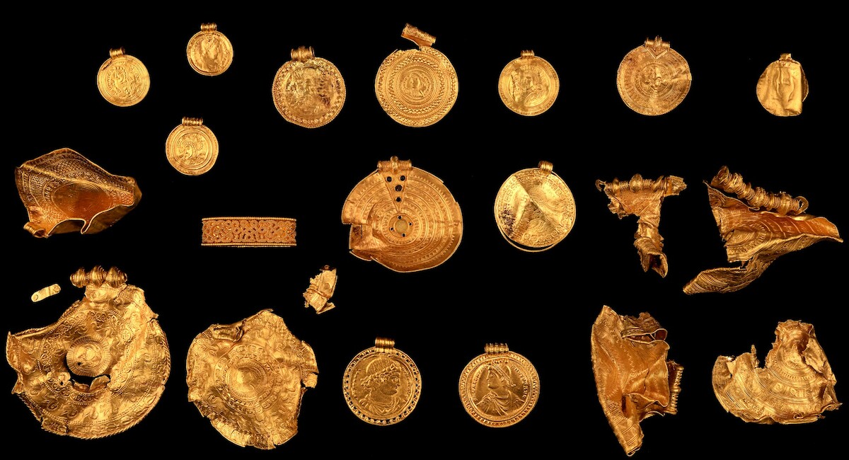 Złoty skarb z Vindelev (VI w.), Dania. Źródło: <a href='https://www.vejlemuseerne.dk/viden-og-forskning/artikler/odins-mand-i-vindelev/' rel='noopener'>Vejlemuseerne</a>.