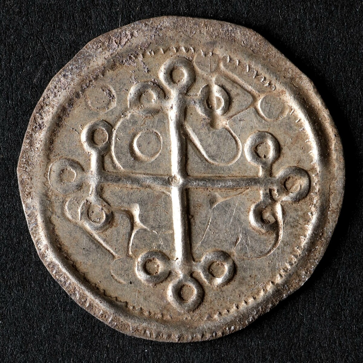 Krzyżówka króla duńskiego Haralda Sinozębego. Źródło: <a href='https://nordjyskemuseer.dk/hele-to-vikingeskatte-fundet-naer-fyrkat/' rel='noopener'>Nordjyske Museer</a>.