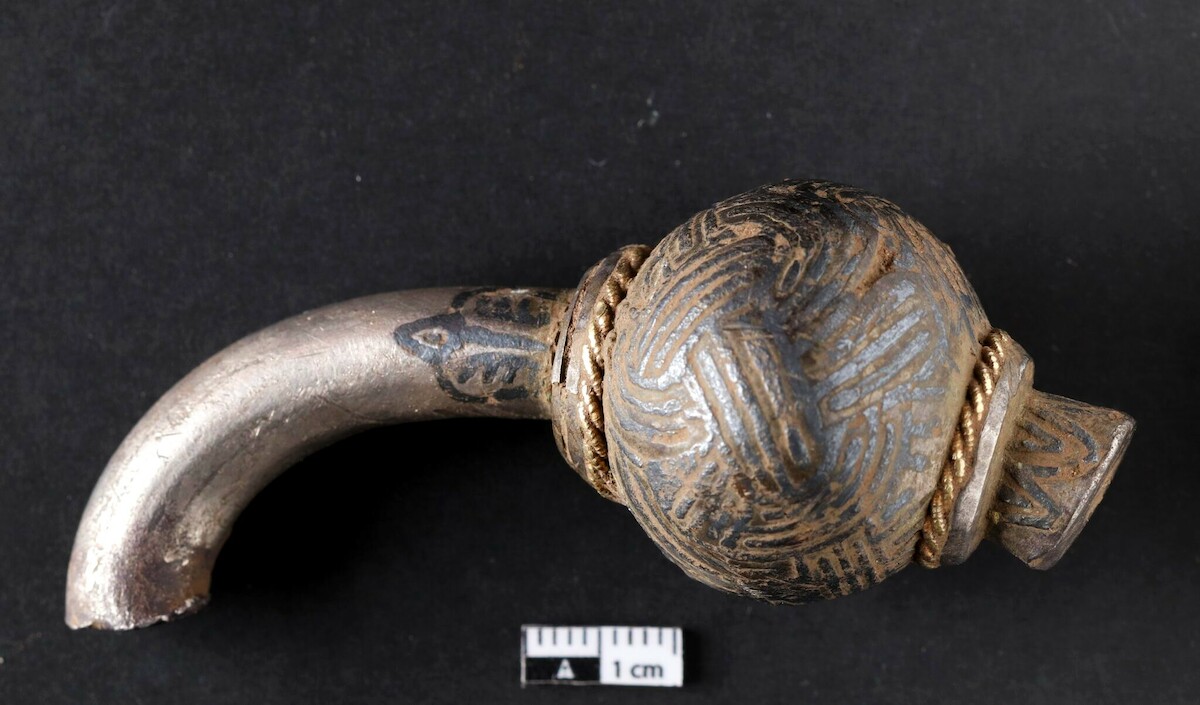 Fragment srebrnej szpili odkrytej w pobliżu Fyrkat w Danii. Źródło: <a href='https://nordjyskemuseer.dk/hele-to-vikingeskatte-fundet-naer-fyrkat/' rel='noopener'>Nordjyske Museer</a>.