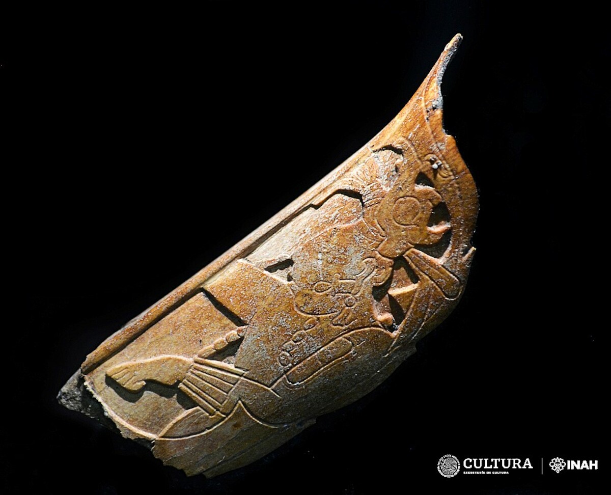 Ozdoba nosa wykonana z ludzkiej kości piszczelowej odkryta w Pałacu w Palenque w Meksyku. Fot. Carlos Varela Scherrer. Źródło: <a href='https://inah.gob.mx/boletines/por-primera-vez-en-palenque-hallan-una-nariguera-debio-usarse-para-personificar-al-dios-maya-del-maiz' rel='noopener'>INAH</a>.