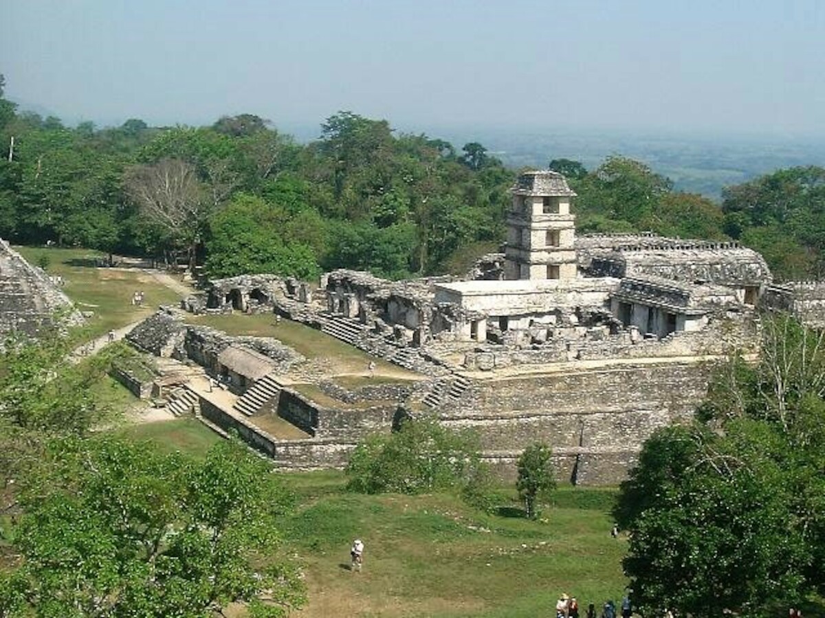 Pozostałości Pałacu w Palenque. Źródło: <a href='https://pl.wikipedia.org/wiki/Park_Narodowy_Palenque#/media/Plik:Palenque_Ruins.jpg' rel='noopener'>domena publiczna</a>.