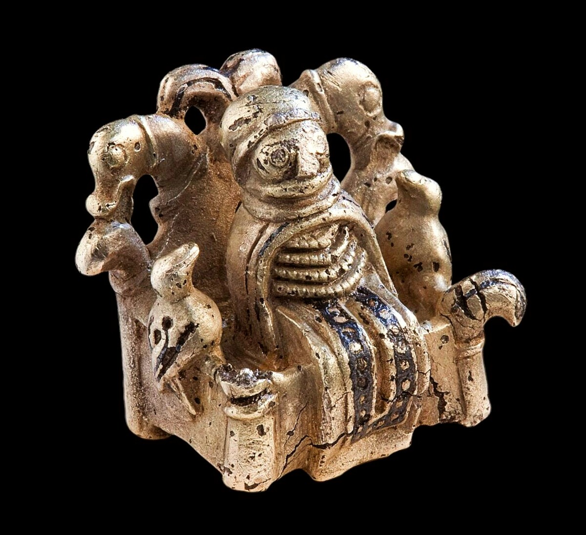 Odyn z Lejre (ok. 900 r.) odkryty podczas badań archeologicznych w 2009 r. Fot. Mogens Engelund. Źródło: <a href='https://en.wikipedia.org/wiki/Odin_from_Lejre#/media/File:Odin_fra_Lejre_(8423840948).jpg' rel='noopener'>domena publiczna</a>