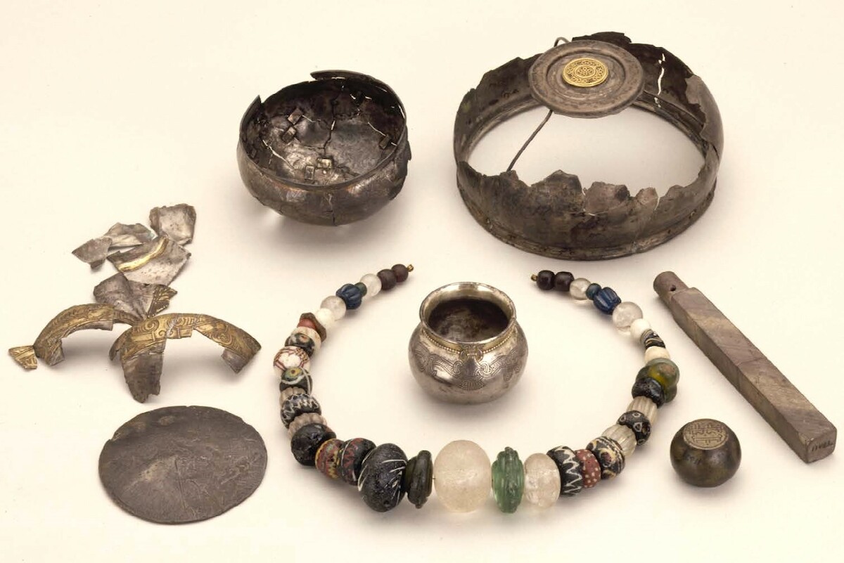 Mads Jessen, Michelle Taube,The Symbolic Use of Whetstones and Their Role in Displaying Authority over Metallurgical Processes and Trade, Viking, t. 84 (2021, s. 88, il. 2. Źródło: <a href='https://www.researchgate.net/publication/356607092_The_Symbolic_Use_of_Whetstones_and_Their_Role_in_Displaying_Authority_over_Metallurgical_Processes_and_Trade' rel='noopener'>Research Gate</a>