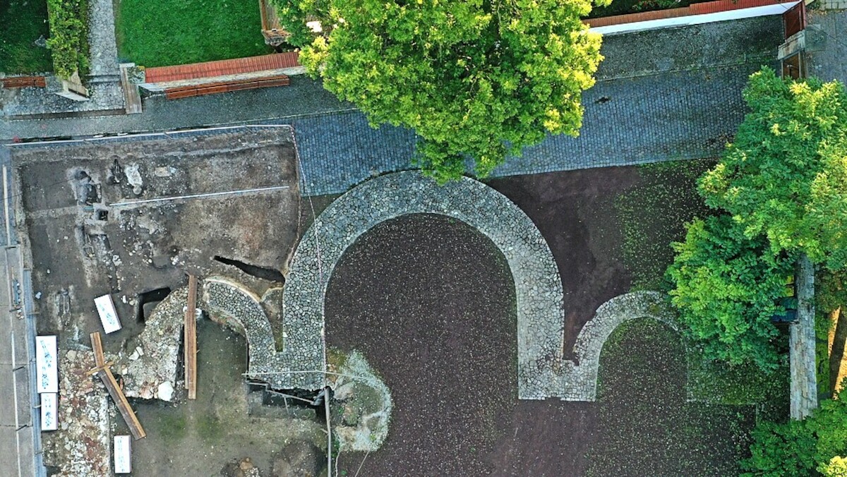 Widok na relikty północnej części kościoła Ottona II z apsydą oraz wykopami archeologicznymi. Białe plansze to groby z cmentarza badanego w 2022 r. Fot. Thomas Jäger. Źródło: <a href='https://archlsa.de/oeffentlichkeitsarbeit/presseinformationen/2023/28923-memleben-kloster-und-pfalz.html#&gid=lightbox-group-16751&pid=5' rel='noopener'>LDA</a>.