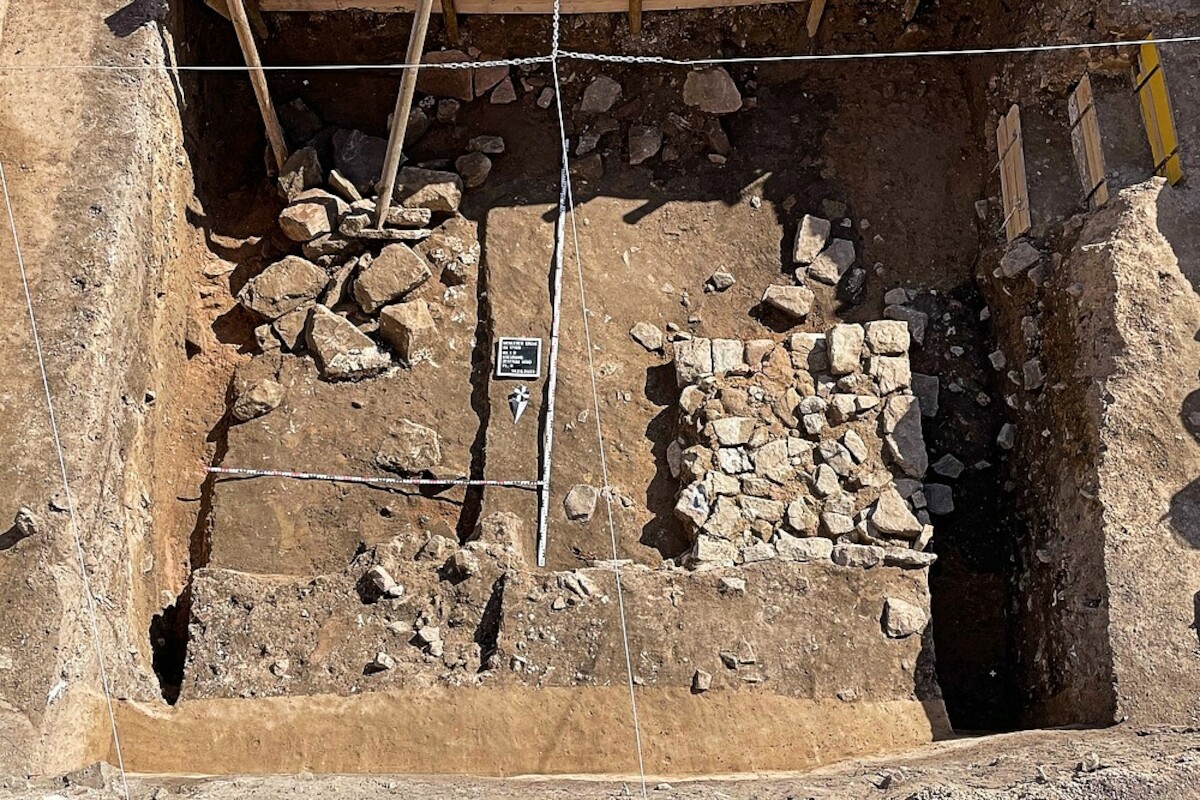 Widok na wykop archeologiczny w północnej częśći reliktów kościoła Ottona II. Po prawej stronie widoczne pzostałości fundamentów neiznanego wcześniej budynku w obrębie klasztoru. Fot. Holger Grönwald. Źródło: <a href='https://archlsa.de/oeffentlichkeitsarbeit/presseinformationen/2023/28923-memleben-kloster-und-pfalz.html#&gid=lightbox-group-16751&pid=9' rel='noopener'>LDA</a>.