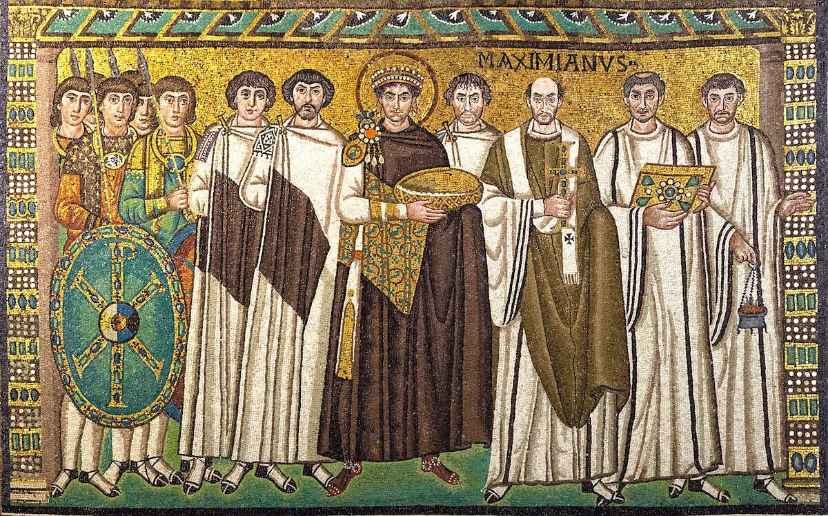 Justynian I Wielki z najbliższym otoczeniem; mozaika w kościele San Vitale w Rawennie. Źródło: <a href='https://pl.wikipedia.org/wiki/Justynian_I_Wielki#/media/Plik:Sanvitale03.jpg' rel='noopener'>domena publiczna</a>.