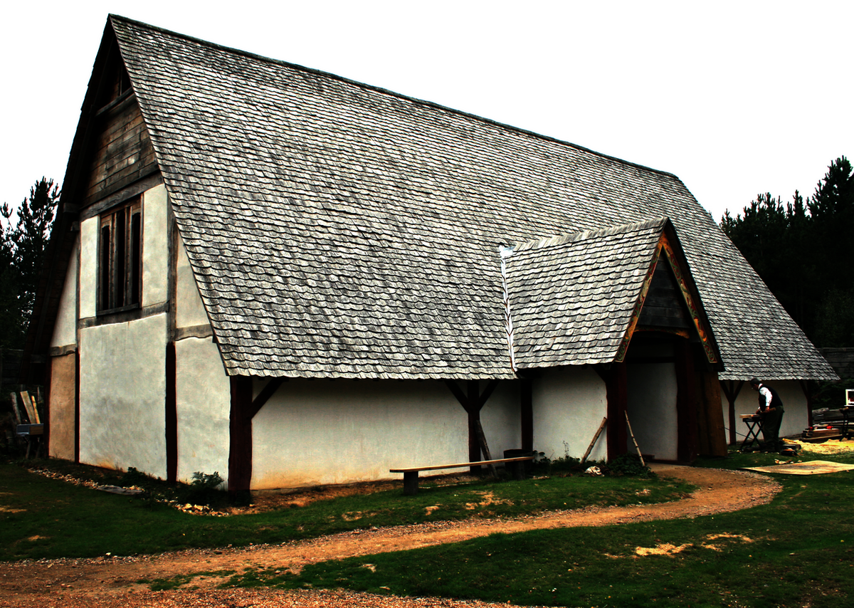 Rekonstrukcja anglosaskiej hali biesiadnej z ok. 1000 r. w Wychurst w Kent.