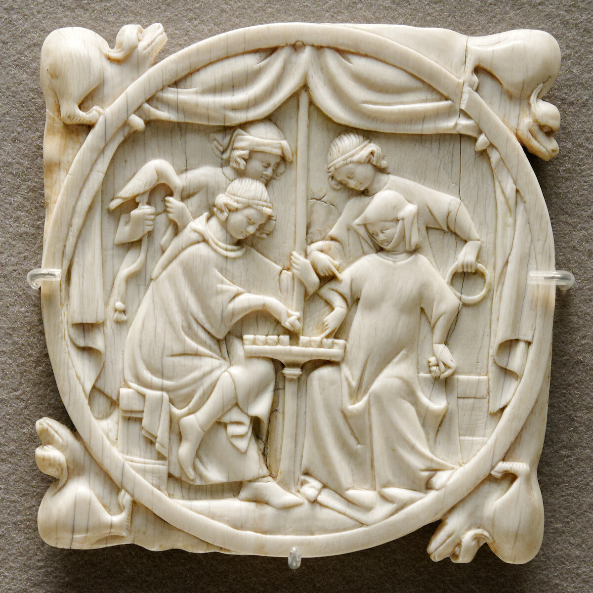 Para grająca w szachy, wieczko od lusterka z kości słoniowej,  (<a href='https://collections.louvre.fr/ark:/53355/cl010111608'>Louvre Museum</a>)