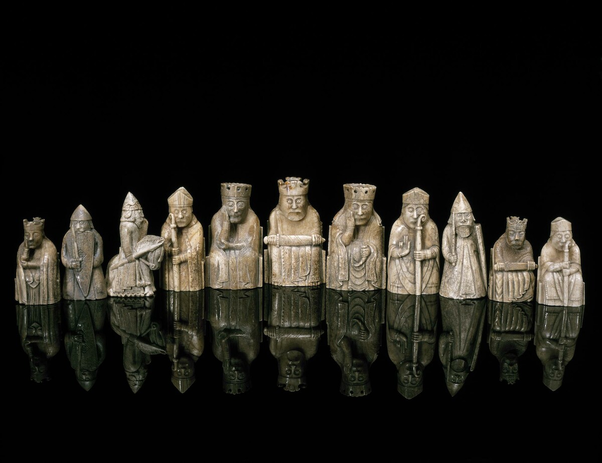 Najsłynniejszy odkryty zestaw wczesnośredniowiecznych figur szachowych, szachy z Lewis, (<a href='https://en.wikipedia.org/wiki/History_of_chess#/media/File:NMSLewisChessmen29.jpg'>National Museum of Scotland</a>)
