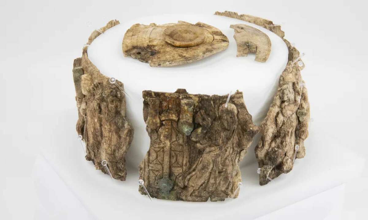 Fragmenty relikwiarza ze wzgórza Burgbichl zaaranżowane w oryginalny kształt, (<a href='https://www.uibk.ac.at/en/newsroom/2024/1500-year-old-reliquary-discovered/'>Universität Innsbruck</a>)
