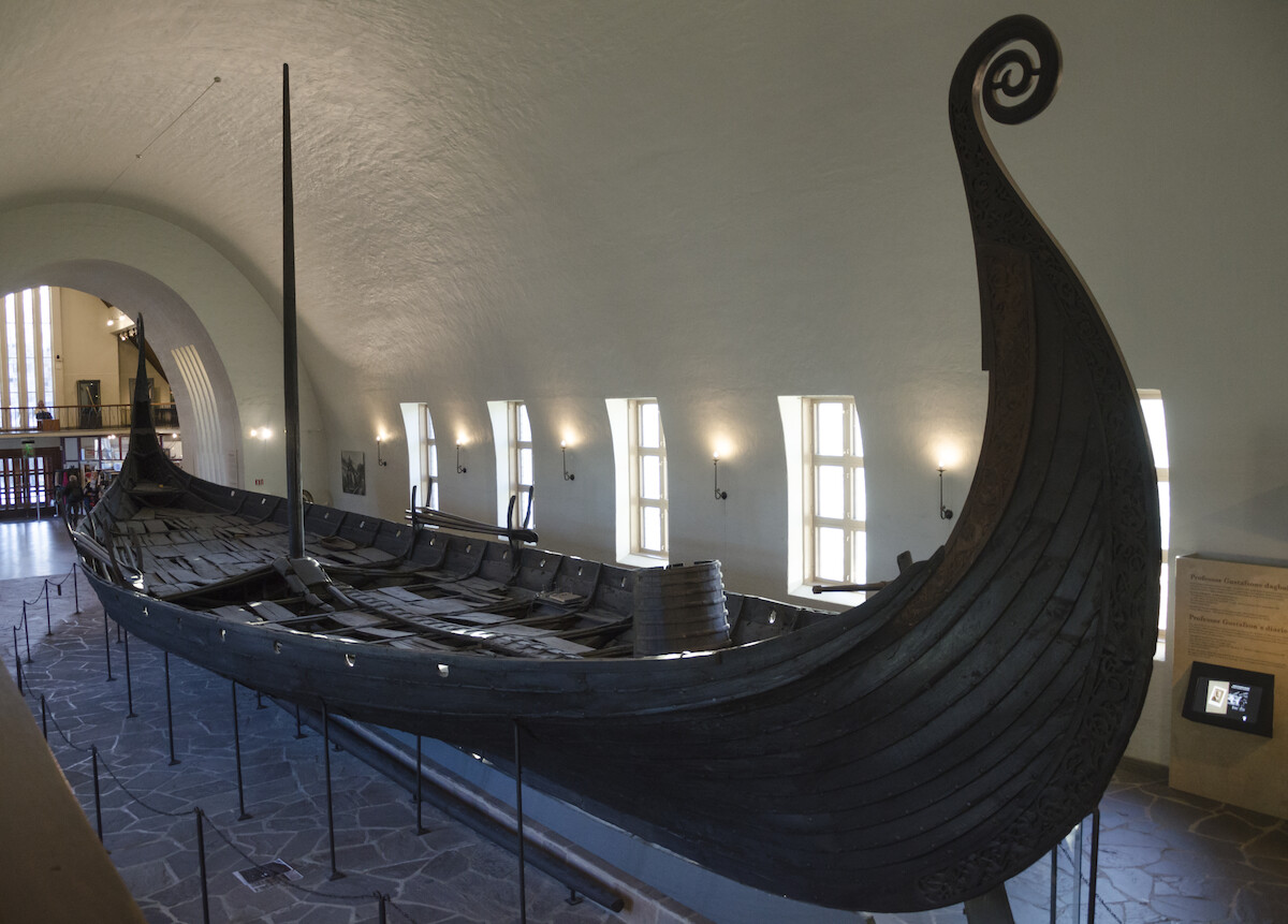 Statek z pochówku w Oseberg w Muzeum Łodzi Wikingów w Oslo (<a href=https://commons.wikimedia.org/wiki/File:Osebergskipet_2016.jpg'>licencja CC BY-SA 4.0</a>)
