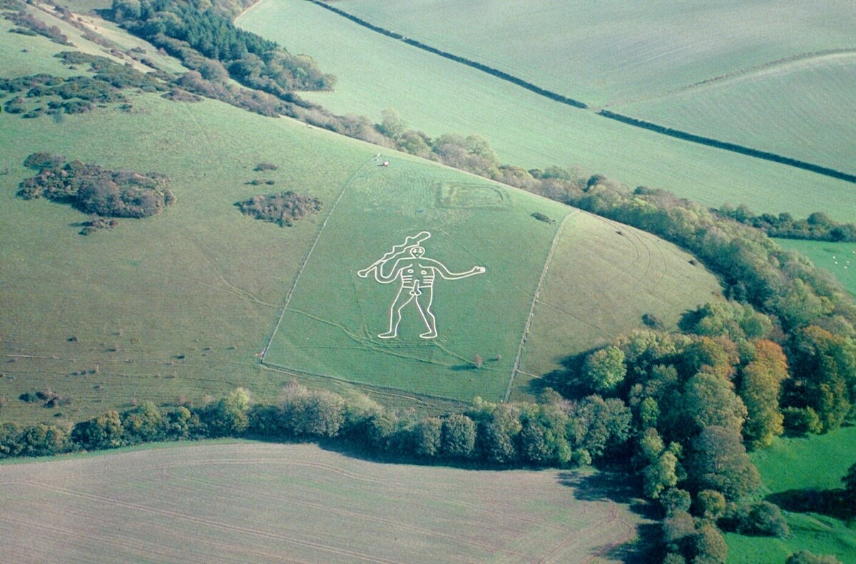 Widok ogólny wzgórza w Cerne Abbas, <a href='//commons.wikimedia.org/w/index.php?title=User:PeteHarlow&action=edit&redlink=1'>PeteHarlow</a> - <a href='https://creativecommons.org/licenses/by-sa/3.0/'>CC BY-SA 3.0</a>, <a href='https://commons.wikimedia.org/w/index.php?curid=22540551'>Link</a>.
