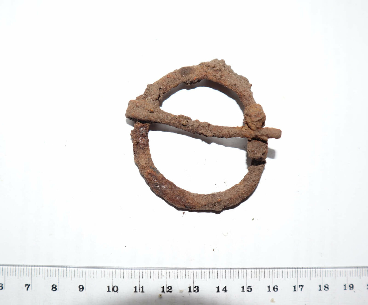 Żelazna zapinka podkowiasta odnaleziona na stanowisku, <a href='https://terradesolata.pl/aktualnosci/wykopaliska-w-puszczy-boreckiej-3/'> Fundacja Terra Desolata</a>.