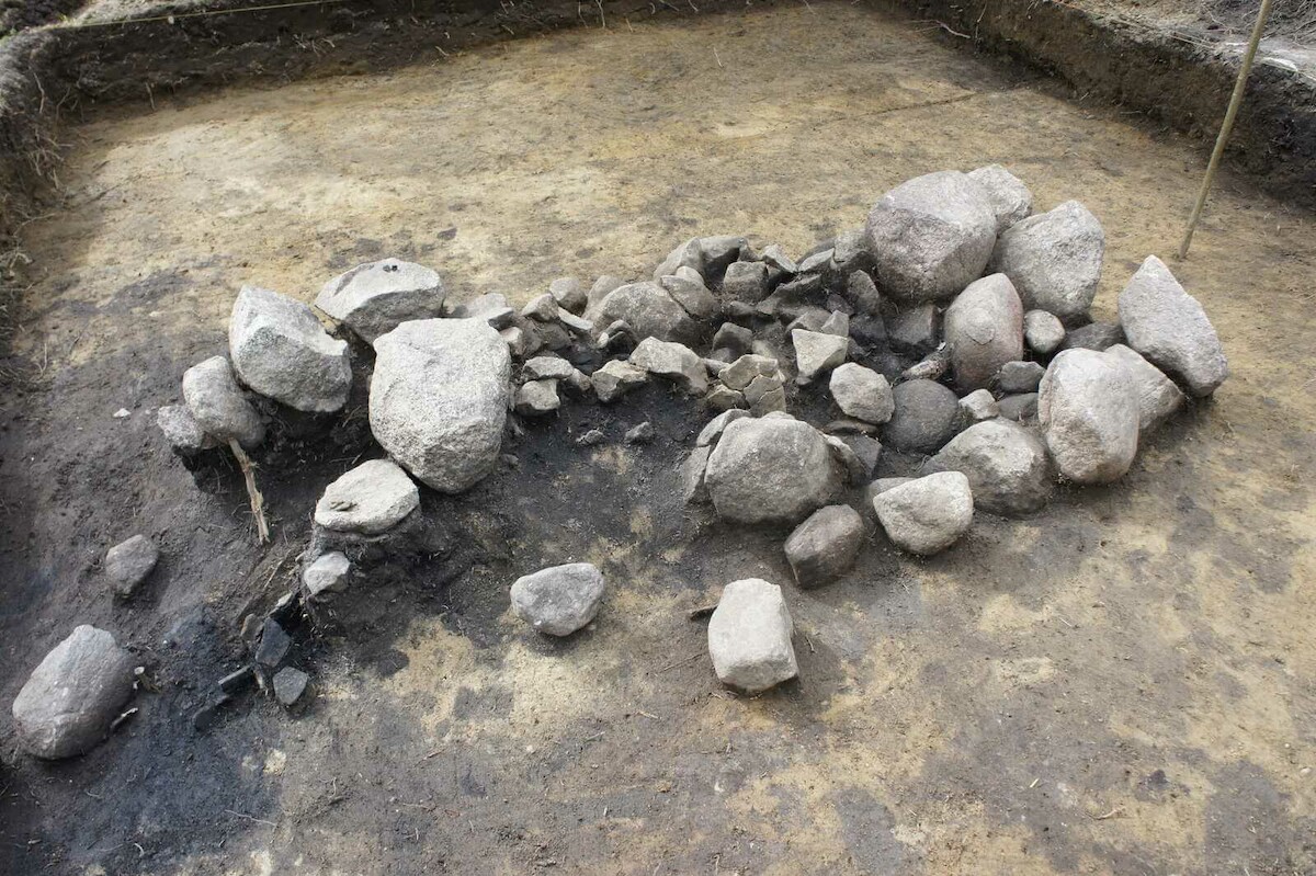 Palenisko już pod odkryciu i wyczyszczeniu, <a href='https://terradesolata.pl/aktualnosci/wykopaliska-w-puszczy-boreckiej-3/'> Fundacja Terra Desolata</a>.