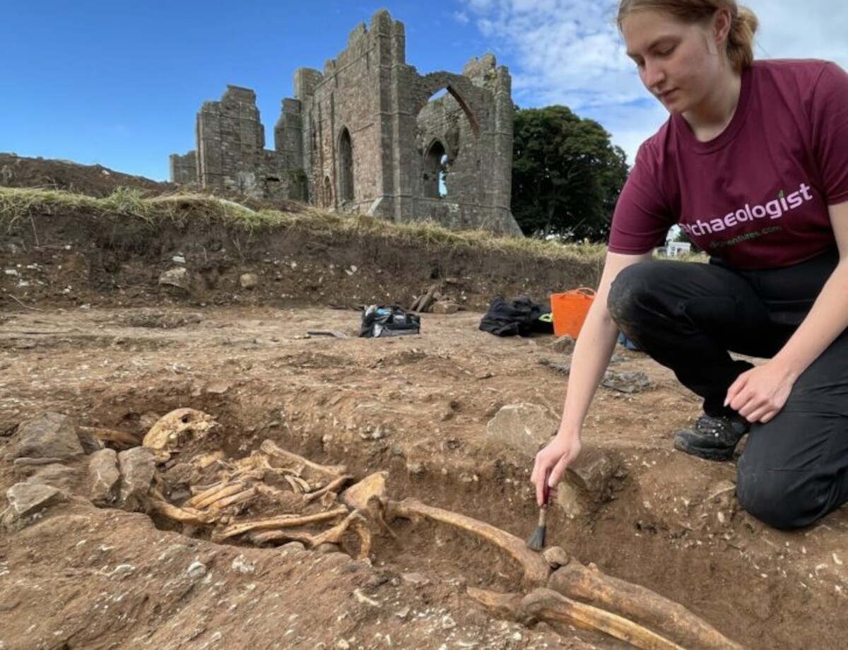 Eksploracja cmentarzyska, źródło: <a href='https://digventures.com/projects/lindisfarne/background/'>DigVentures</a>.