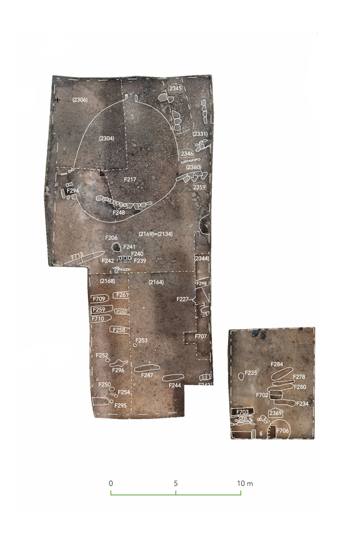 Plan głównego wykopu na Lindisfarne, ukazujący lokalizację pochówków, wapiennika z okresu normańskiego oraz strefy przemysłowej, źródło: <a href='https://digventures.com/wp-content/uploads/2023/05/Lindisfarne-Medieval-Archaeology-Publication.pdf/'>DigVentures/Durham University</a>.